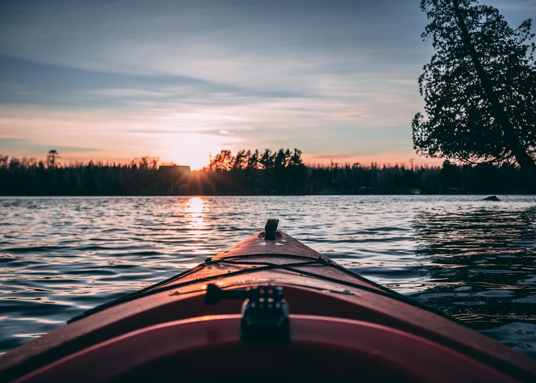 Apprendre à freiner efficacement en kayak : Guide pratique