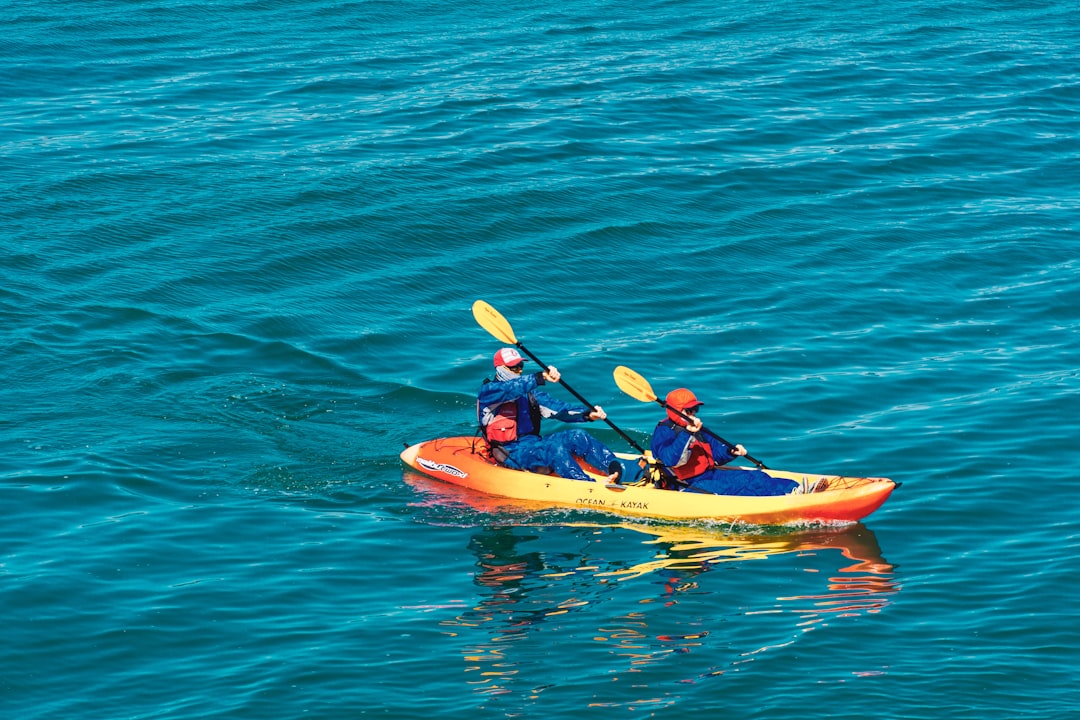 Éviter la chute en kayak : guide pratique pour débutants