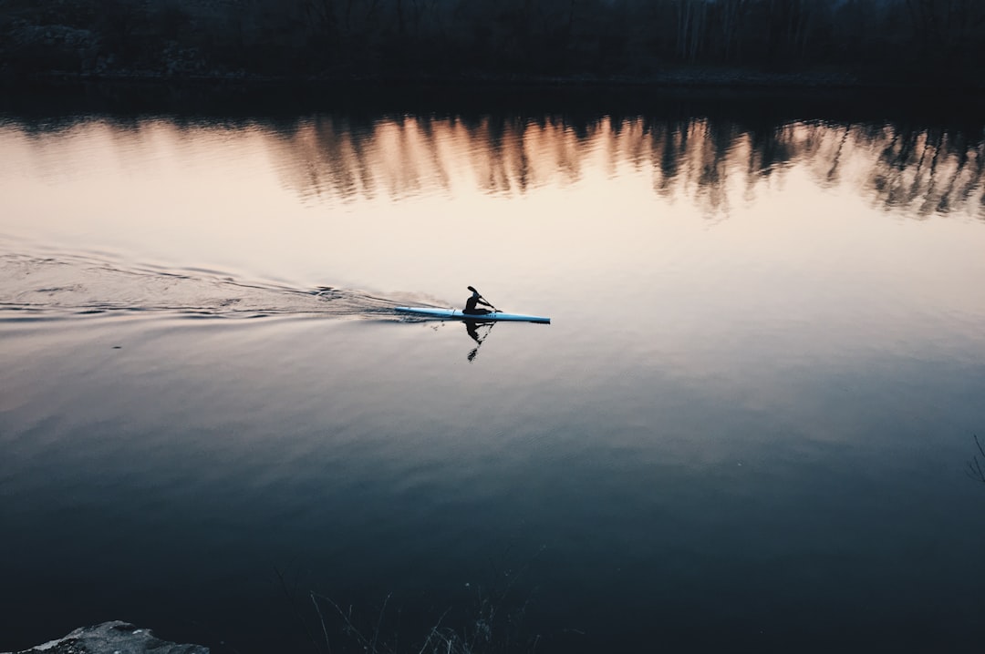 Guide kayak Serre-Ponçon : astuces pour une exploration réussie